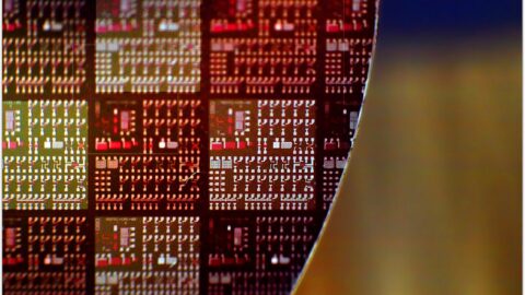 Semiconductor wafer with coloured circuit patterns
