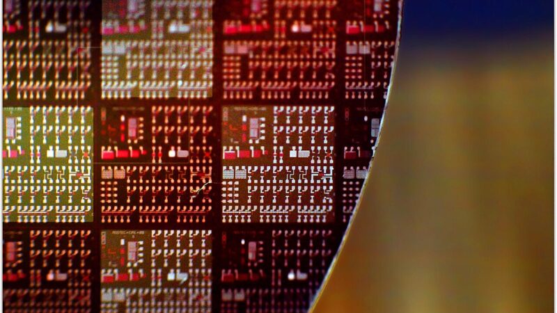 Semiconductor wafer with coloured circuit patterns